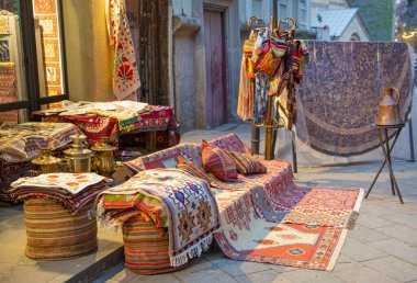 Tipik doğu süslemeli Gürcü halıları.. 