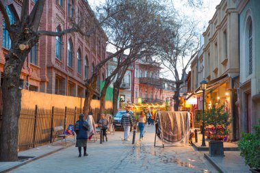 6 Nisan 2023, Tiflis, Georgia. Akşam şehir merkezinde bir sokak.. 