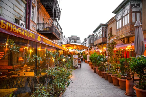 Апреля 2023 Тбилиси Грузия Улица Ресторанами Старом Городе Вечером Красивое — стоковое фото
