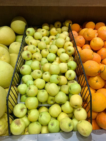 スーパーマーケットや市場で新鮮なリンゴ ザボン オレンジの盛り合わせ トップビュー 閉じます — ストック写真