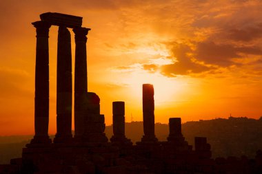 Amman Kalesi 'ndeki Herkül Tapınağı turuncu gün batımında ya da gün doğumunda tamamlanır, Jordan.. 