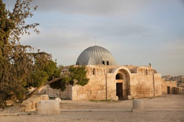 Ürdün 'ün Amman kentindeki Kale Tepesi' ndeki Umayyad Meydanı 'nın anıtsal kapısı.. 