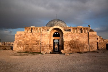 Ürdün 'ün Amman kentindeki Kale Tepesi' ndeki Umayyad Meydanı 'nın anıtsal kapısı.. 