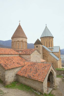 Gürcistan 'daki Ananuri Kalesi Karayolu' nda.. 