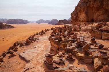 Ürdün 'deki Wadi Rum Çölü. Kızıl kumlar ve kayalık manzaralar. 