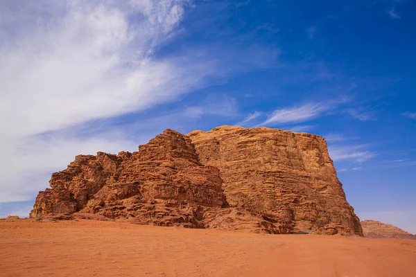 Wadi Rum Öknen Jordanien Berg Blå Ljus Himmel Och Röd — Stockfoto