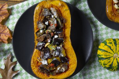 Doldurulmuş tereyağlı balkabağı, üst manzara. Geleneksel sonbahar mevsimlik yiyecekler. 