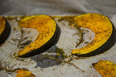 Fırınlanmış balkabağı dilimleri, yaklaşın.. 