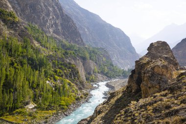 Hunza 'nın yukarısında Hunza nehri, Pakistan' da güzel turkuaz su ve kayalık Karakurum dağları.. 