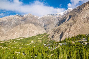 Karimabad, Pakistan 'daki Yukarı Hunza' daki Yüksek Karakurum Dağları. 