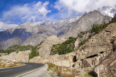 Yukarı Hunza, Pakistan 'daki Karakoram Dağları ve Karakoram Otoyolu. 