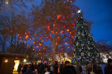 29 Kasım 2019 Viyana, Avusturya. Şenlikli Noel pazarı, bir sürü insan, yiyecek ve hediyelik eşya dolu büfeler.. 