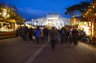 29 Kasım 2019 Viyana, Avusturya. Şenlikli Noel pazarı, bir sürü insan, yiyecek ve hediyelik eşya dolu büfeler.. 