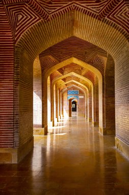 Pakistan, Thatta 'daki Şah Cihan Camii' nde güzel bir kemer girişi. Aynı zamanda Jamia Thatta Mescidi olarak da bilinir.. 