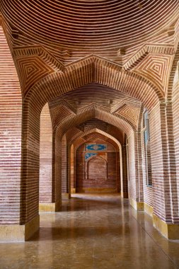 Pakistan 'ın Thatta kentindeki Şah Cihan Camii' nin kemer girişinde güzel bir süs. Aynı zamanda Jamia Thatta Mescidi olarak da bilinir.. 