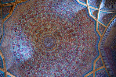 Olağanüstü geleneksel tavan, Pakistan 'ın Thatta kentindeki Şah Cihan Camii' nde altın, mavi ve turuncu renkli kaleydoskop. Aynı zamanda Jamia Thatta Mescidi olarak da bilinir.. 