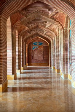 Pakistan, Thatta 'daki Şah Cihan Camii' nde güzel bir kemer girişi. Aynı zamanda Jamia Thatta Mescidi olarak da bilinir.. 