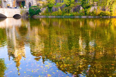 Macaristan, Budapeşte 'deki Vajdahunyad kalesinin sudaki yansıması. Renkli yapraklı güzel sonbahar manzarası. 