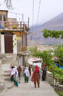 29 Eylül 2023, Karimabad, Pakistan. Geleneksel giyinmiş yaşlı kadınlar. 