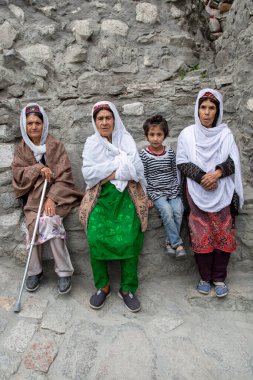 29 Eylül 2023, Karimabad, Pakistan. Geleneksel giyinmiş yaşlı kadınlar. 