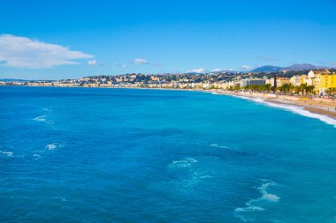 Nice, Cote d 'Azur, Fransa' da güzel turkuaz suyu. Yaz tatili günü. 