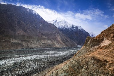 Hunza 'daki Hopper Buzulu, Gilgit Baltistan. Güzel dağ manzarası. 