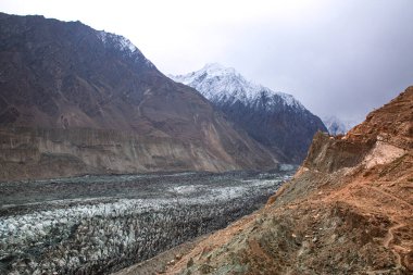 Hunza 'daki Hopper Buzulu, Gilgit Baltistan. Güzel dağ manzarası. 