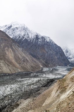 Hunza 'daki Hopper Buzulu, Gilgit Baltistan. Güzel dağ manzarası. 