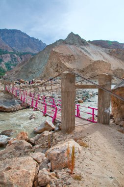 Nagar nehri ve Nagar 'daki güzel dağlar, Gilgit Baltistan, Pakistan. 