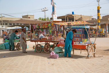 24 Eylül 2023, Thatta, Pakistan. Yerel hediyelik eşya satan sokak kulübeleri.. 