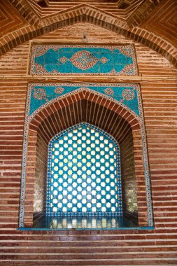 Pakistan 'ın Thatta kentindeki Şah Cihan Camii' nde güzel bir doğu penceresi. Aynı zamanda Jamia Thatta Mescidi olarak da bilinir.. 