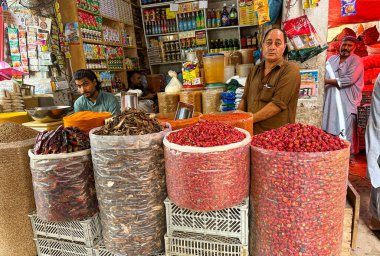 24 Eylül 2023 Karachi, Pakistan. Yerel baharatlar ve insanlar İmparatoriçe Pazarı 'nda veya Karaçi, Pakistan' daki Kraliçe Victoria Pazarı 'nda. 