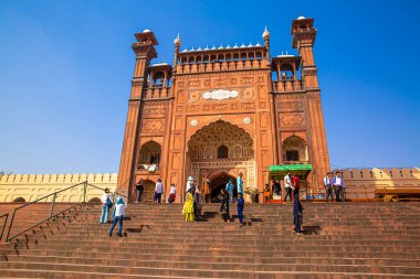 5 Ekim 2023, Lahor, Pakistan. Badshahi cami girişi, yerel halk ve turistler.. 