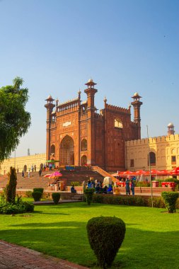 5 Ekim 2023, Lahor, Pakistan. Badshahi cami girişi, yerel halk ve turistler.. 