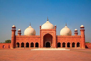 Lahore, Punjab, Pakistan 'daki Büyük Badshahi Camii. 