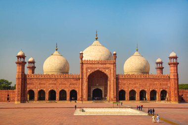 Lahore, Punjab, Pakistan 'daki güzel Badshahi camii. Babür mimarisi. 