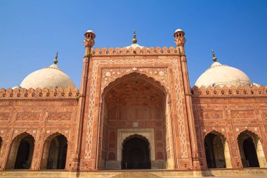 Lahore, Punjab, Pakistan 'daki güzel Badshahi camii. Babür mimarisi. 