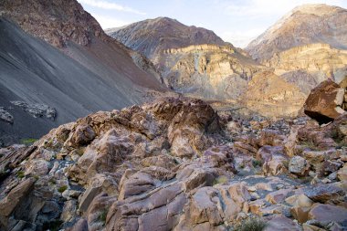 Karakoram dağları, kayalık arazi. 