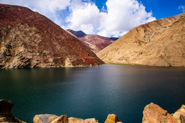 Lulusar Gölü temiz ayna suyuyla, Kaghan Vadisi, Pakisan. Güzel sonbahar manzarası. 