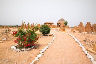 Pakistan, Karachi yakınlarındaki Chaukhandi mezarlığı. Eski İslami mezarlar kumtaşından yapılmıştır.. 