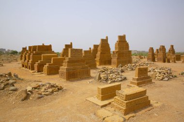 Pakistan, Karachi yakınlarındaki Chaukhandi mezarlığı. Eski İslami mezarlar kumtaşından yapılmıştır.. 