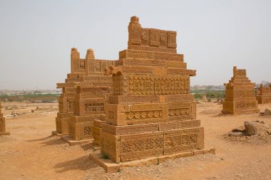 Pakistan, Karachi yakınlarındaki Chaukhandi mezarlığı. Eski İslami mezarlar kumtaşından yapılmıştır.. 