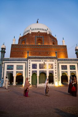Multan, Pakistan 'daki Bahauddin Zakariya tapınağı. Ünlü sufi azizinin mezarı ve anıtı.. 