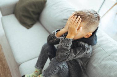 Çocuk endişeli ve stresli, çocuk evde kalıyor, çocuk sıkılmış ve yorgun. Üzgün çocuk, stres ve depresyon, otizm, acı, keder. Yalnız çocuk stresli ve depresif duygulardan korkar..