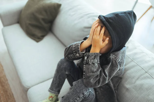 Στεναχωρημένο Θλιμμένο Παιδί Που Κάθεται Στο Κρεβάτι Στο Σπίτι Αγοράκι — Φωτογραφία Αρχείου