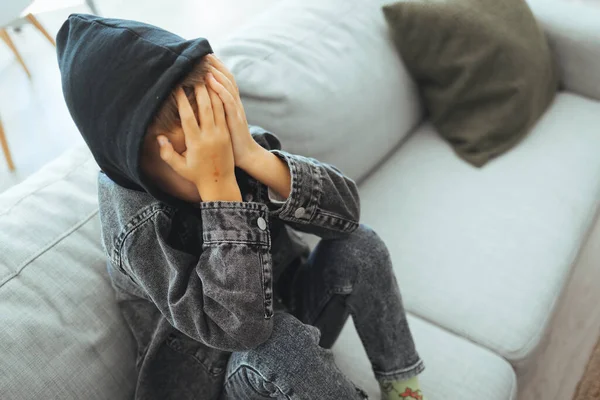 Egyedül Gyerek Fiú Félelem Stresszes Depressziós Érzelem Élj Vissza Családon — Stock Fotó