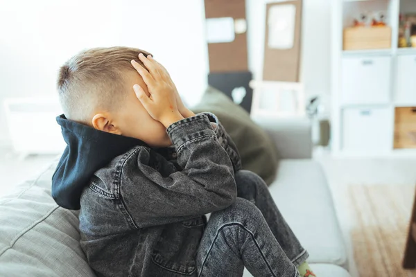 Bambino Triste Depresso Seduto Sul Letto Casa Ragazzino Sta Nascondendo — Foto Stock