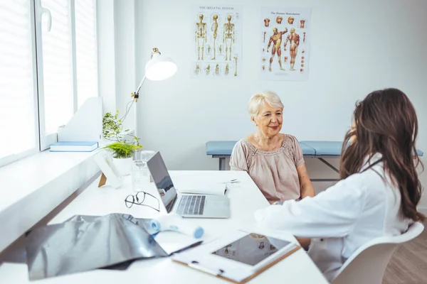 Doctor Patient Discussing Something While Sitting Table Hospital — Stock Photo, Image