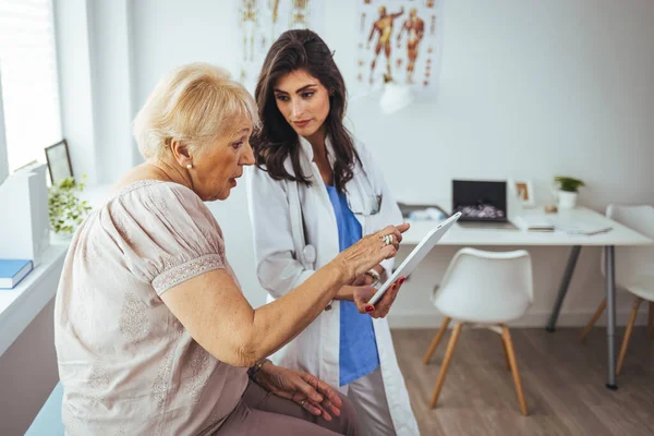 Medico Femminile Con Suo Paziente Anziano Guardando Tablet — Foto Stock