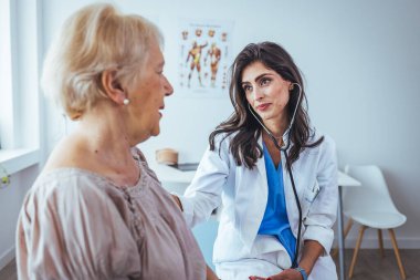 Doktor, hemşire resepsiyonunda yaşlı bir kadına...